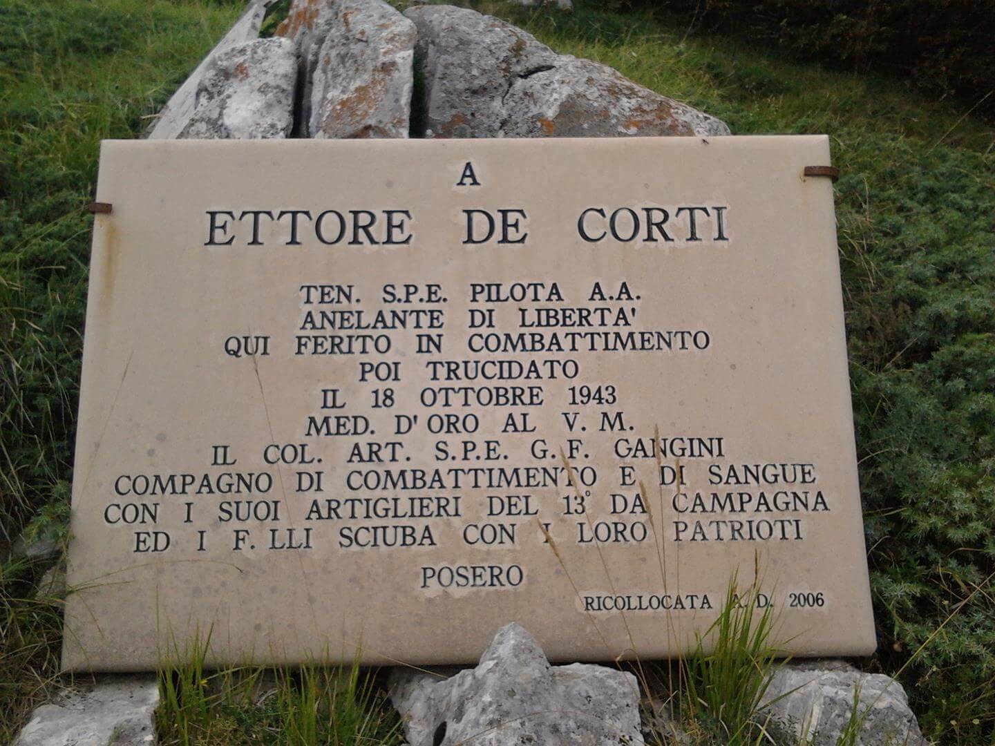La lapide commemorativa in onore di Ettore De Corti in prossimità di Monte Coccia